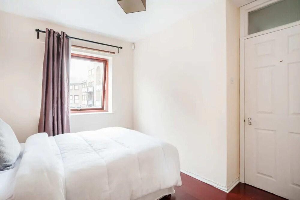 Modern and Homely 2 Bedroom by Canary Wharf - Tap to explore photos