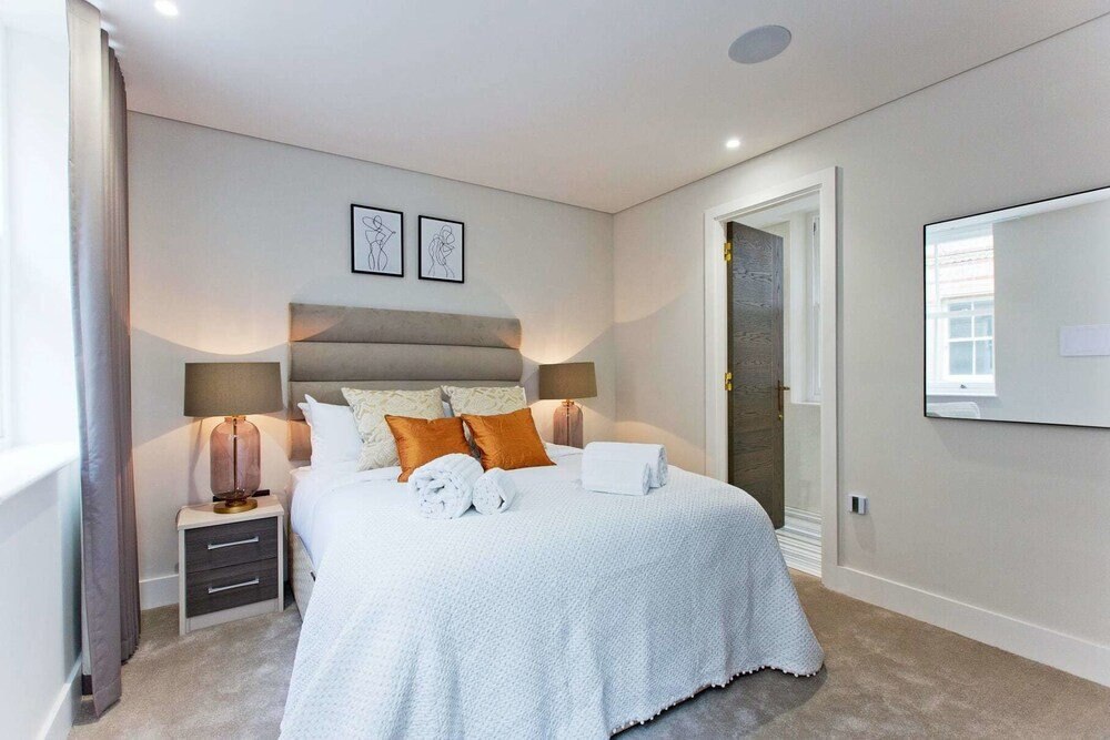 Luxury 2 bed with lift ac and concierge - Tap to explore photos