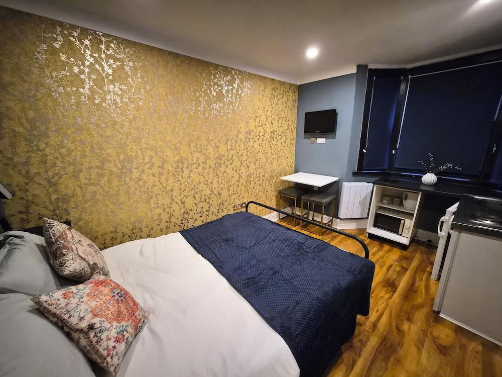 Dodi Apartments Room Type - Deluxe Studio (2, next to tube station)