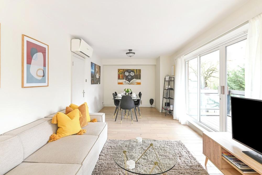 Buckingham & Lloyds Room Type - The Pug Apartment