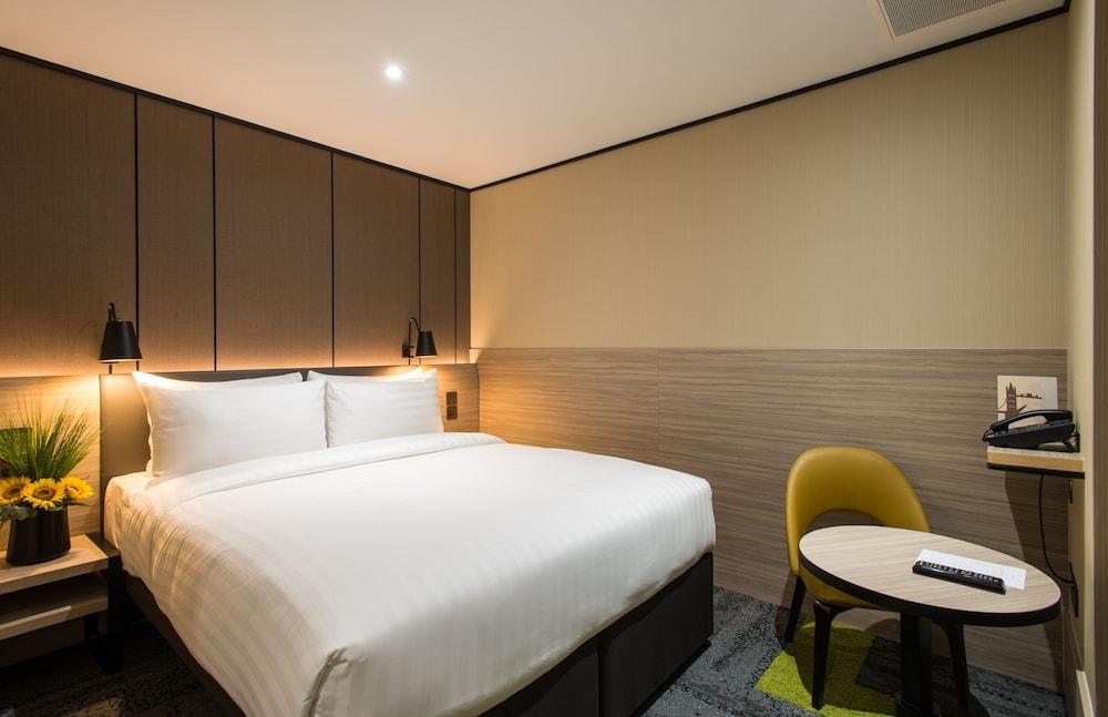 Aerotel London Room Type - Double Plus (Double Bed)