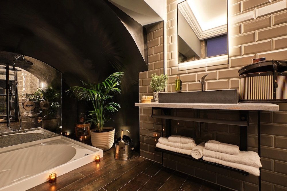 The Gyle - Kings Cross St Pancras, London Room Type - Feature King with Vaulted Bathroom The Gyle - Kings Cross St Pancras, London Room Type - Feature King with Vaulted Bathroom