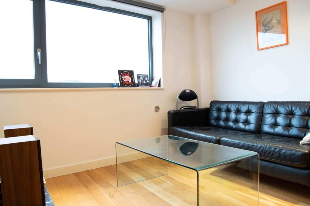Bright 1 Bed Flat in Bermondsey - Tap to explore photos