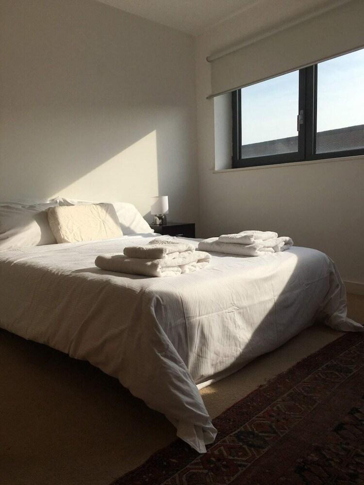 Bright 1 Bed Flat in Bermondsey - Tap to explore photos