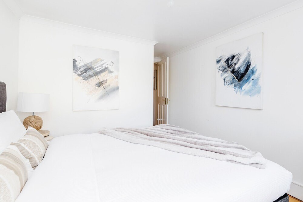 Bright Welcoming Apartment With Terrace, Fulham 3 bed - Tap to explore photos