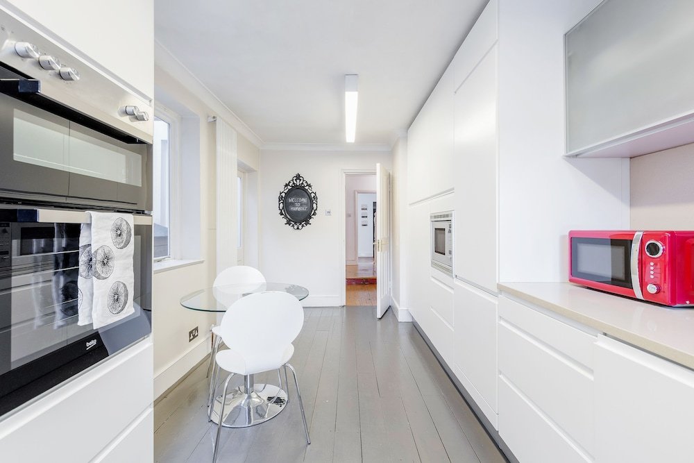 Bright Welcoming Apartment With Terrace, Fulham 3 bed - Tap to explore photos