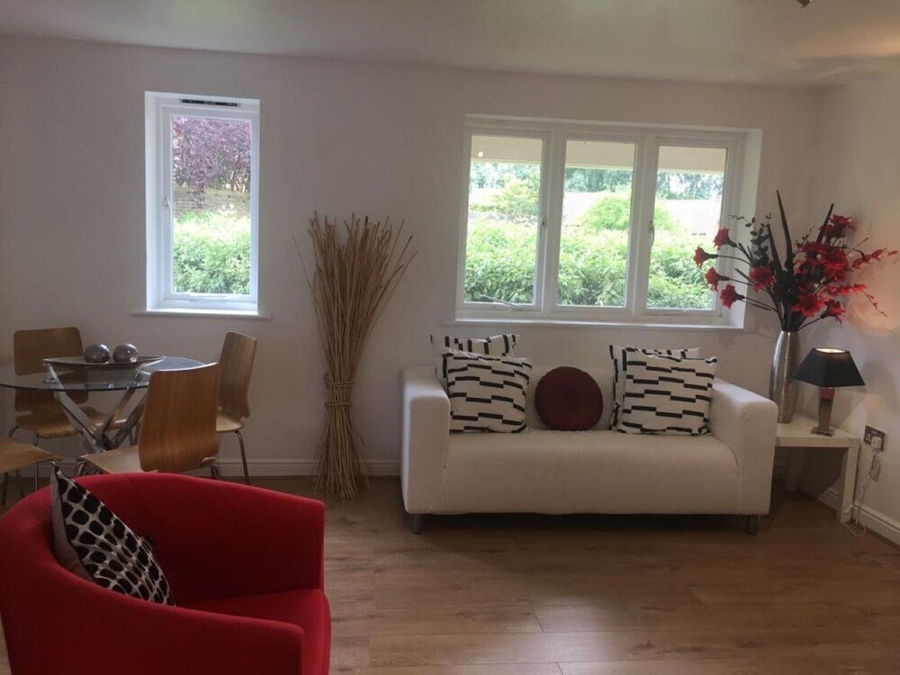 Modern and Stylish 2 Bed Flat O2 Arena - Tap to explore photos
