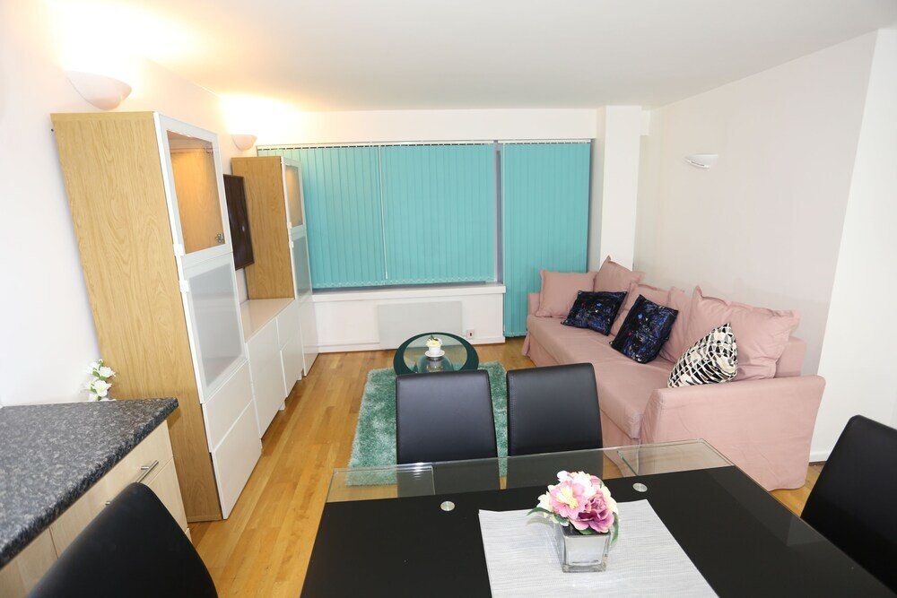 Beautiful 2 beds Woolwich Central Apt - Tap to explore photos