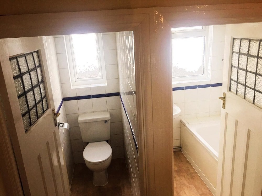 North London Cottage - Tap to explore photos