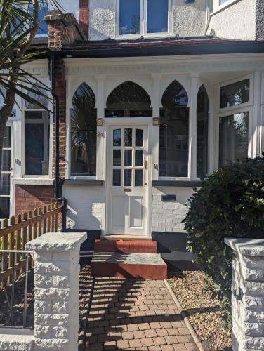 Brookview Guest House - Tap to explore photos