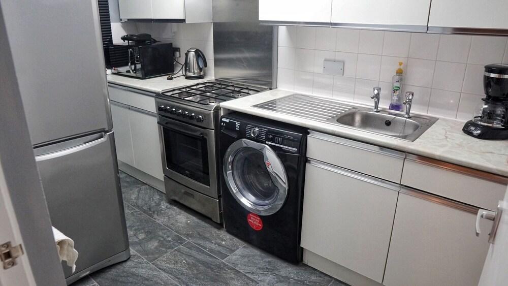 North London Apartment - Edmonton - Tap to explore photos