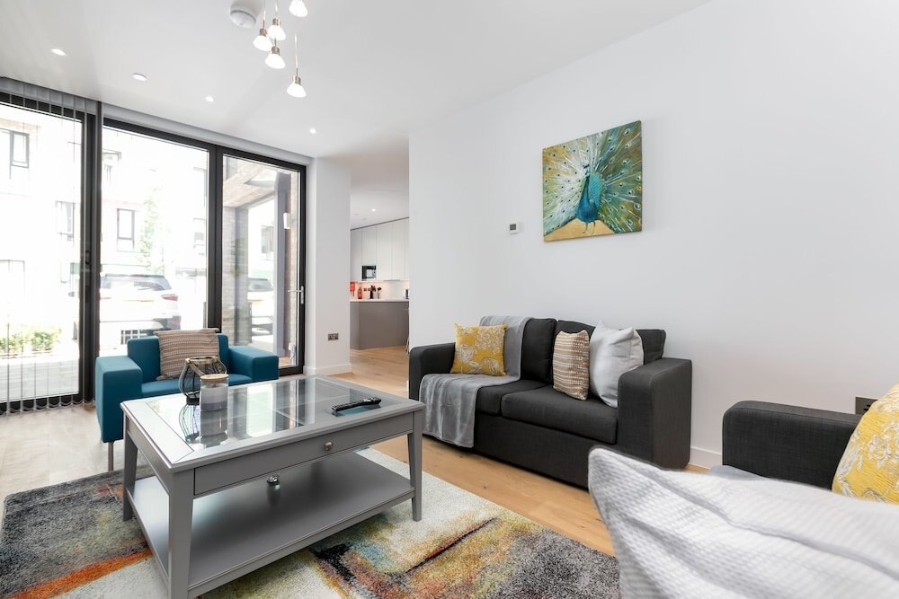 LT Greenwich 3 Bed Townhouse - Tap to explore photos