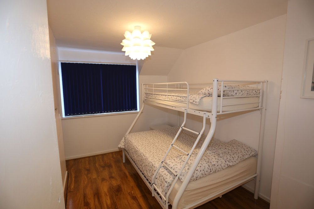 Beautiful 3 Beds House - Thamesmead - Tap to explore photos