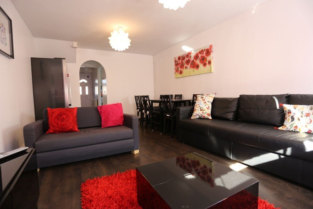 Beautiful 3 Beds House - Thamesmead - Tap to explore photos