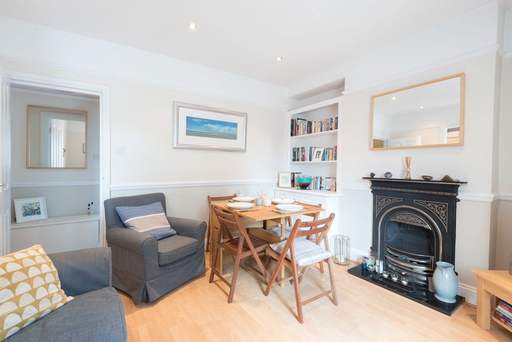 Traditional Richmond Home by Twickenham Green - Tap to explore photos
