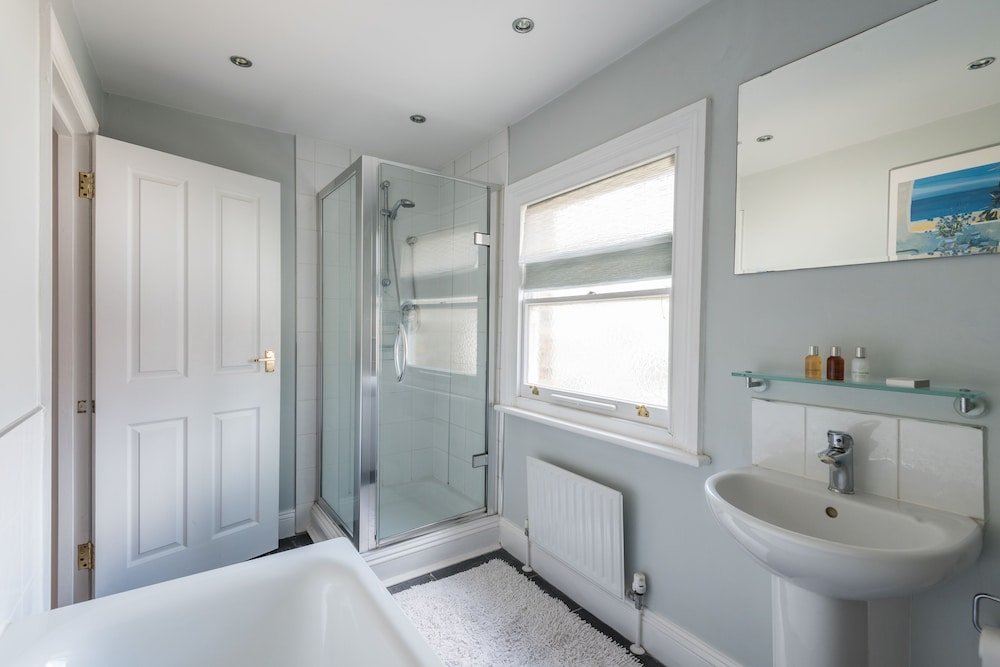 Traditional Richmond Home by Twickenham Green - Tap to explore photos