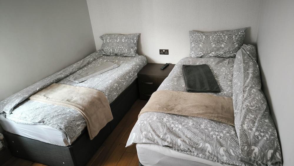 OYO The Kilburn Arms Room Type - Deluxe family room for 4