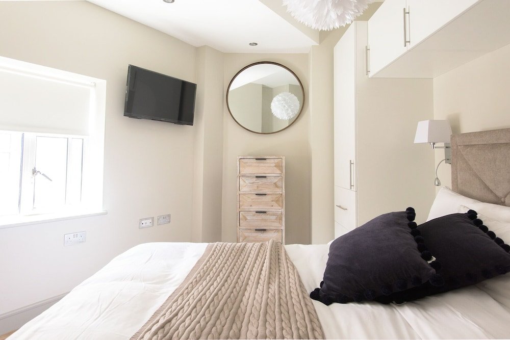 The Soho Loft - Elegant Modern 1bdr in Soho - Tap to explore photos