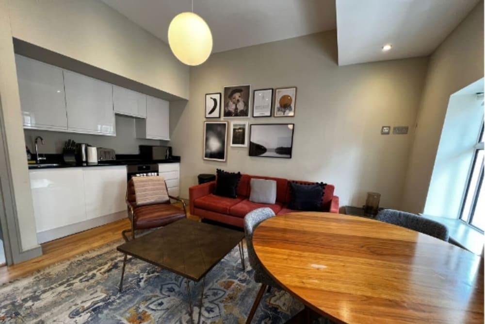The Soho Loft - Elegant Modern 1bdr in Soho - Tap to explore photos