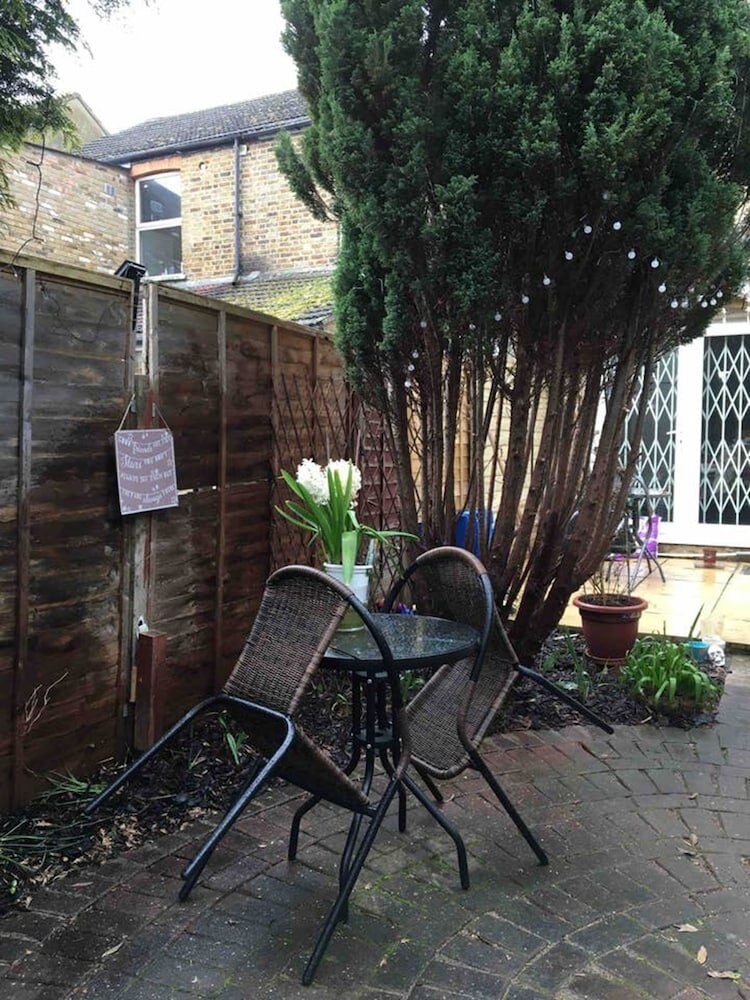 Double bedroom near Heathrow - Tap to explore photos