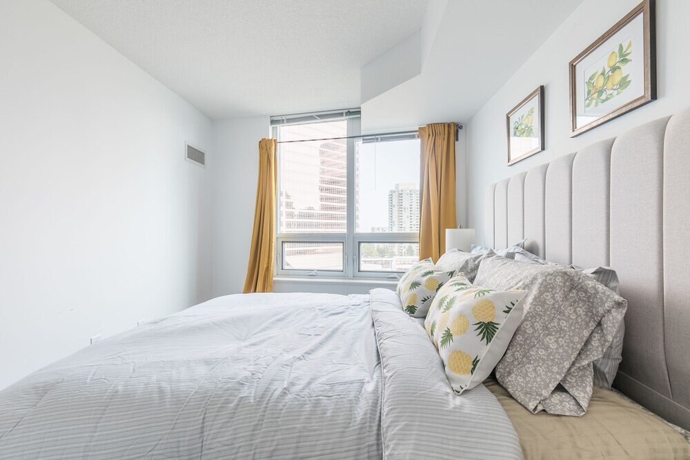 Simply Comfort Gorgeous Apt North York - Tap to explore photos