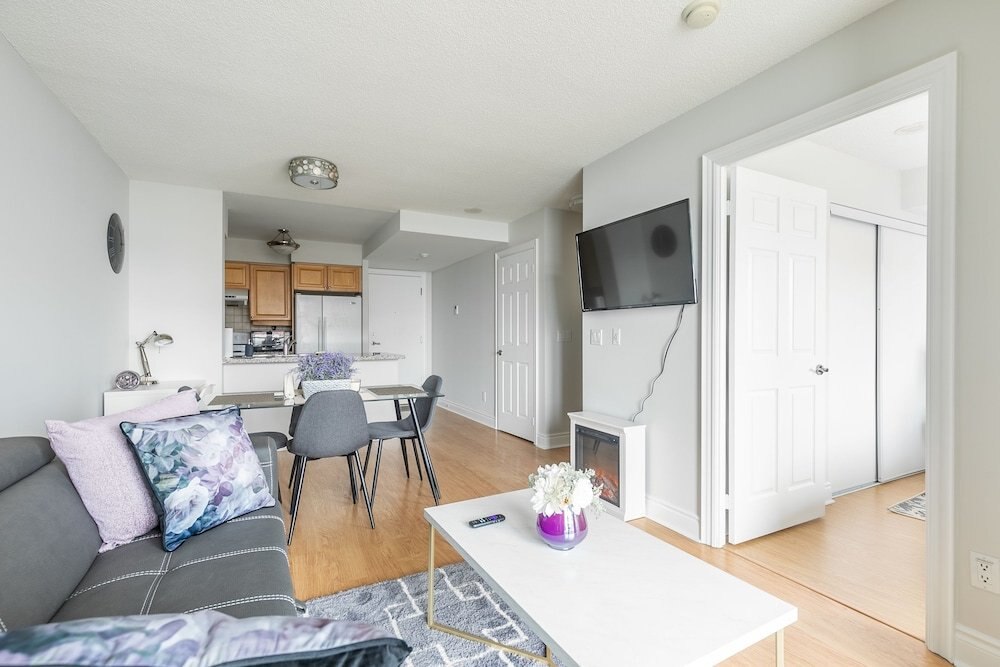 Simply Comfort Gorgeous Apt North York - Tap to explore photos