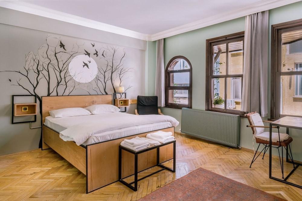Yolohostel Room Type - Deluxe Double Room, 1 Queen Bed, City View