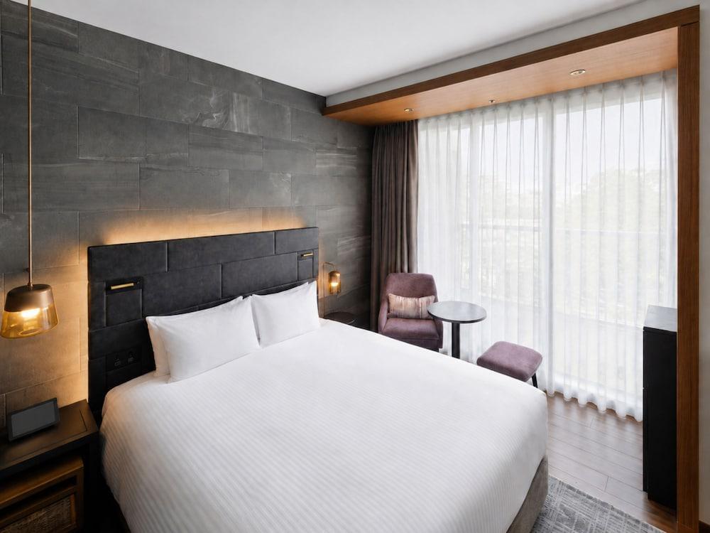 Mitsui Garden Hotel Jingugaien Tokyo Premier Room Type - Standard , 1 bed Queen , with balcony, Non Smoking Mitsui Garden Hotel Jingugaien Tokyo Premier Room Type - Standard , 1 bed Queen , with balcony, Non Smoking