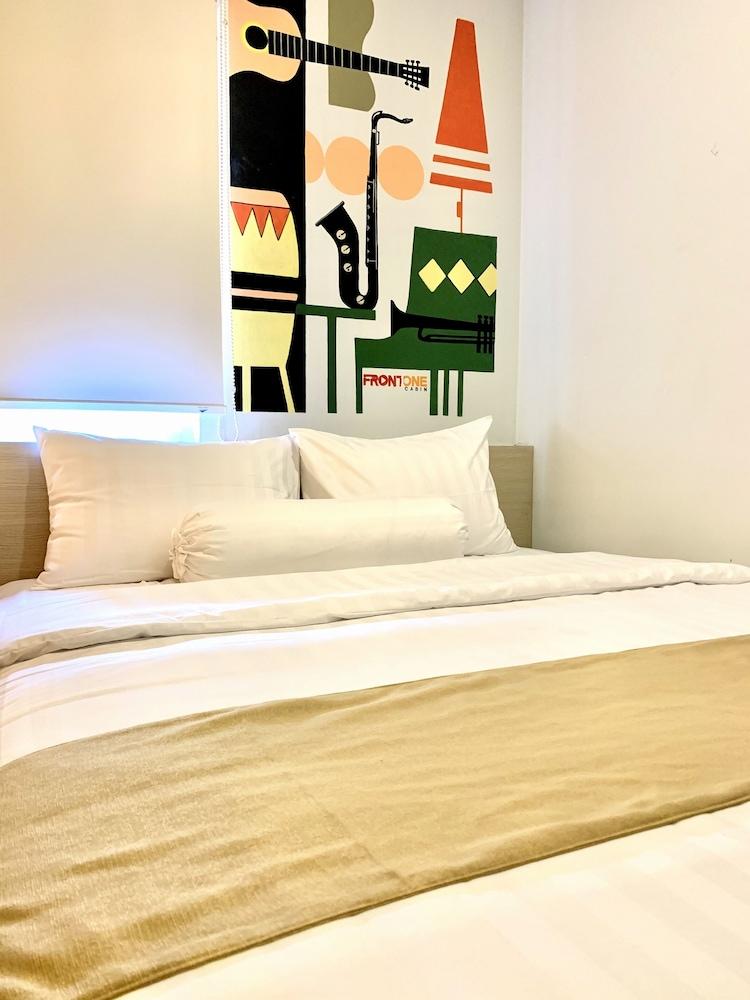 Front One Cabin Sunter Room Type - First Class Queen Bed