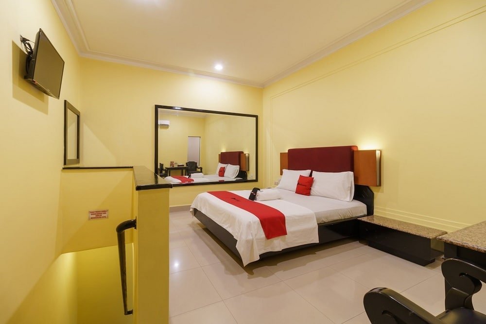 RedDoorz Plus near Ancol - Tap to explore photos