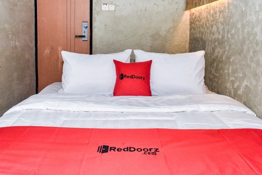 RedDoorz Plus @ Kemayoran Room Type - Double Room