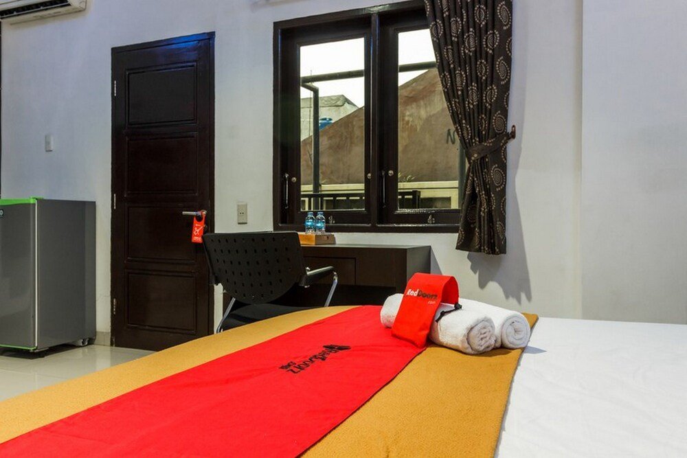 RedDoorz Premium @ Ampera Raya 2 - Tap to explore photos