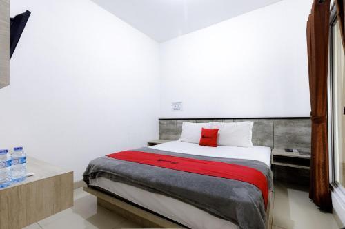 RedDoorz Premium @ Ampera Raya 2 - Tap to explore photos