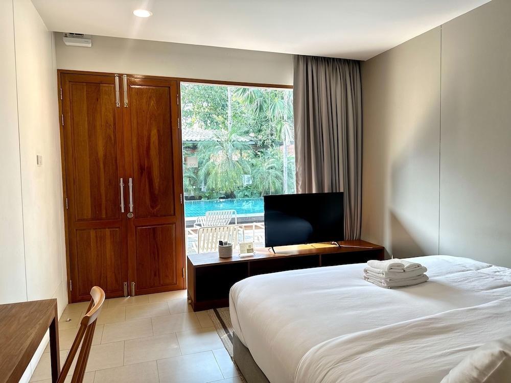 SUNKISS pool.bed.cafe Room Type - Superior Room, Pool View