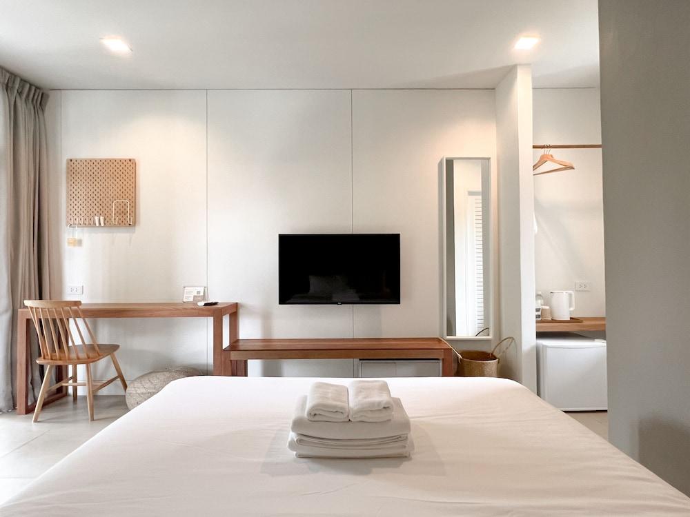 SUNKISS pool.bed.cafe Room Type - Standard Double Room, 1 Queen Bed
