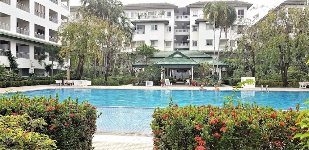 Luxury 1 bed Corner Condo - Tap to explore photos