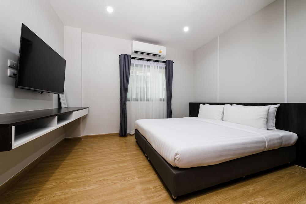 College Haus Room Type - Deluxe Studio Suite, 1 King Bed