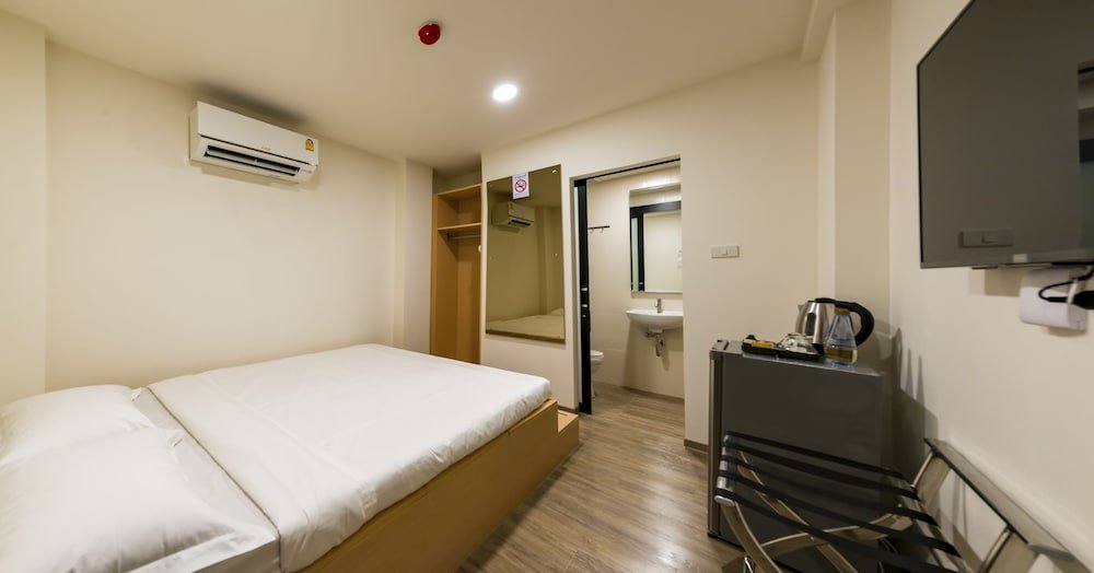 P18 Hotel Room Type - Standard Room, 1 Double Bed, No Windows