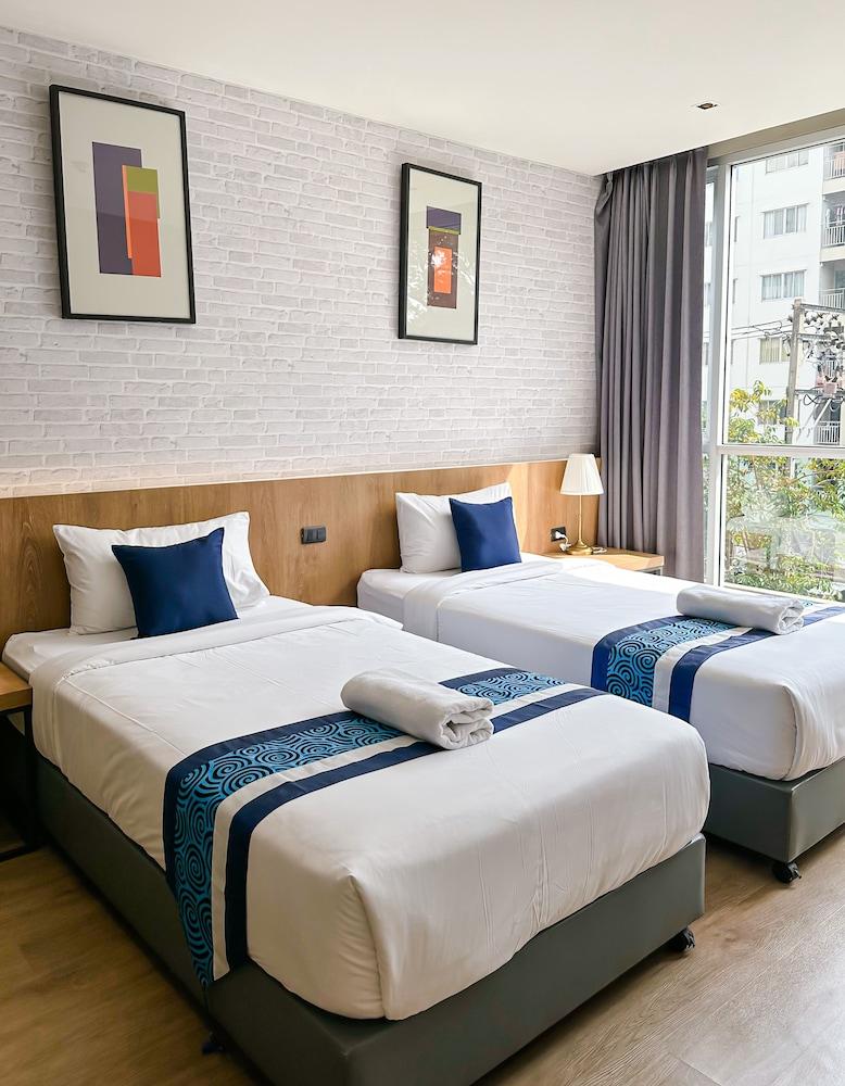 B Stay Hotel Room Type - Deluxe Twin Room