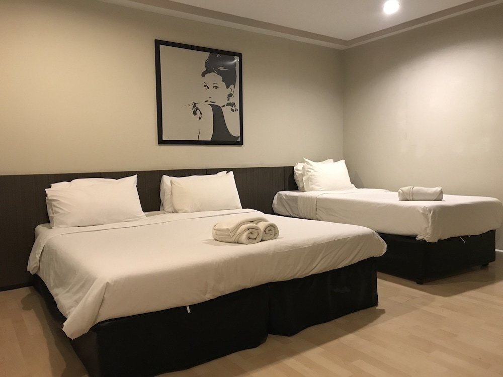 Paragon Inn Room Type - Deluxe Triple Room