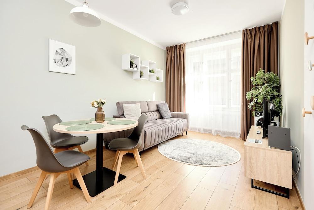 Honest SMICHOV Room Type - Superior Apartment