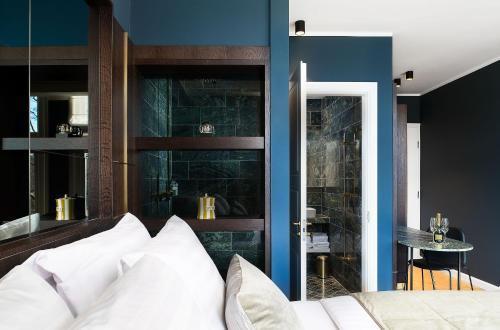 Spinoza Suites - Tap to explore photos