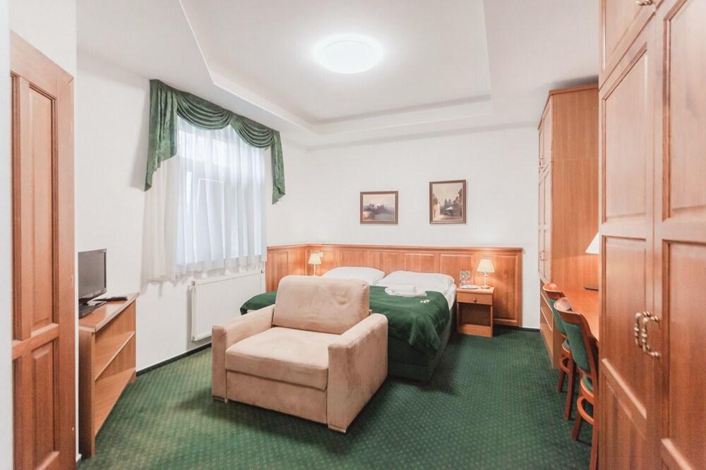 Hotel Peko Room Type - Deluxe Double Room (With Extra Bed)