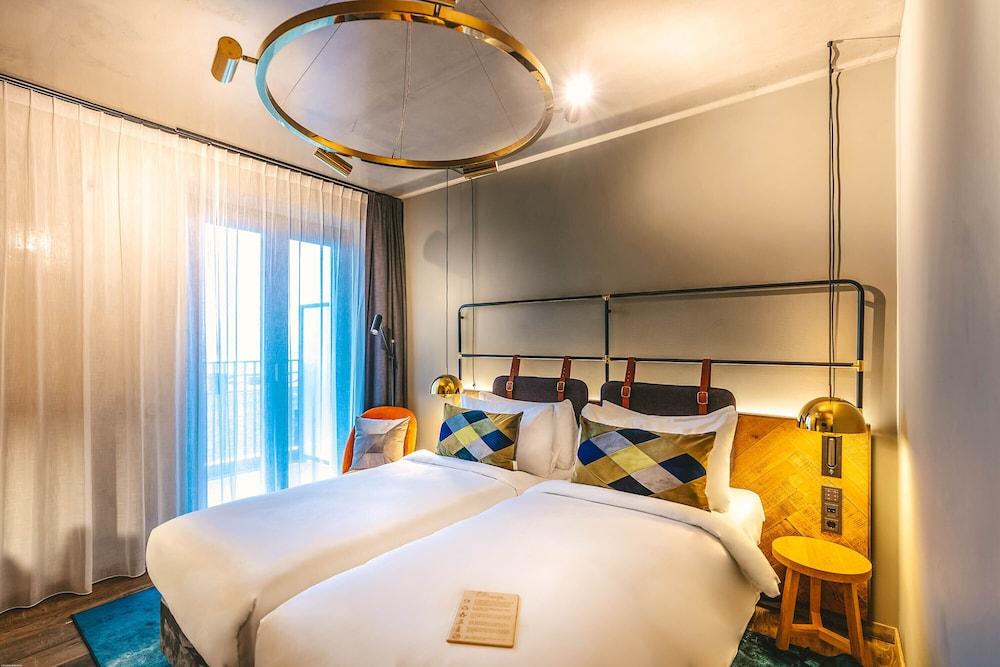 Four Elements Hotel Amsterdam Room Type - Superior Twin Room, 2 Twin Beds, Balcony