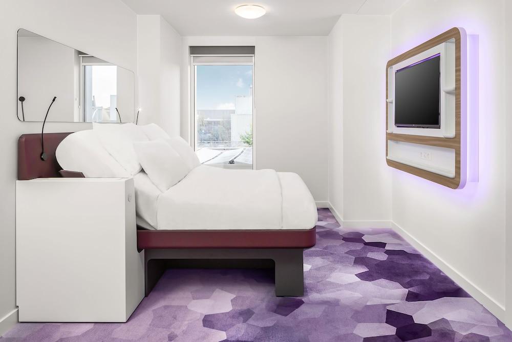 YOTEL Amsterdam Room Type - Premium Room, 1 Queen Bed