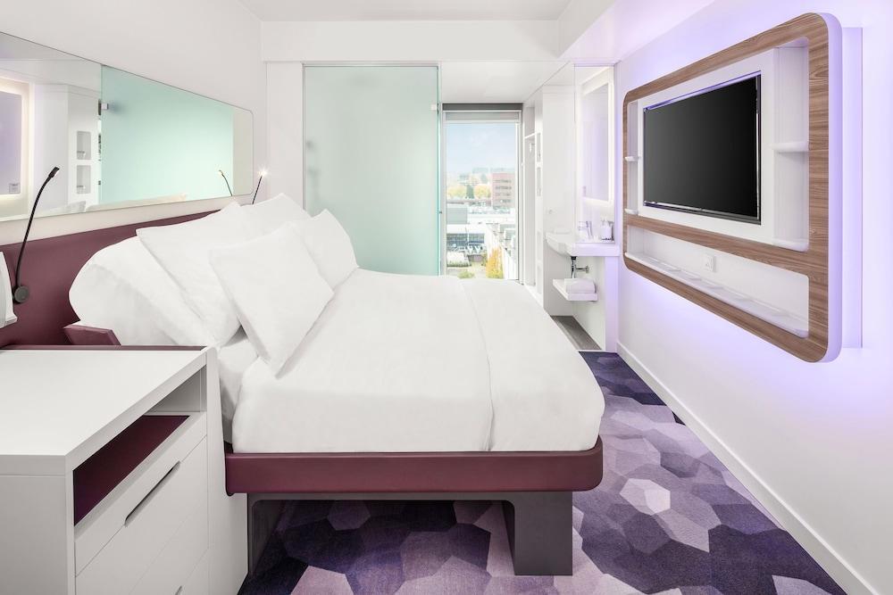 YOTEL Amsterdam Room Type - Premium Room, 1 Queen Bed (Plus)