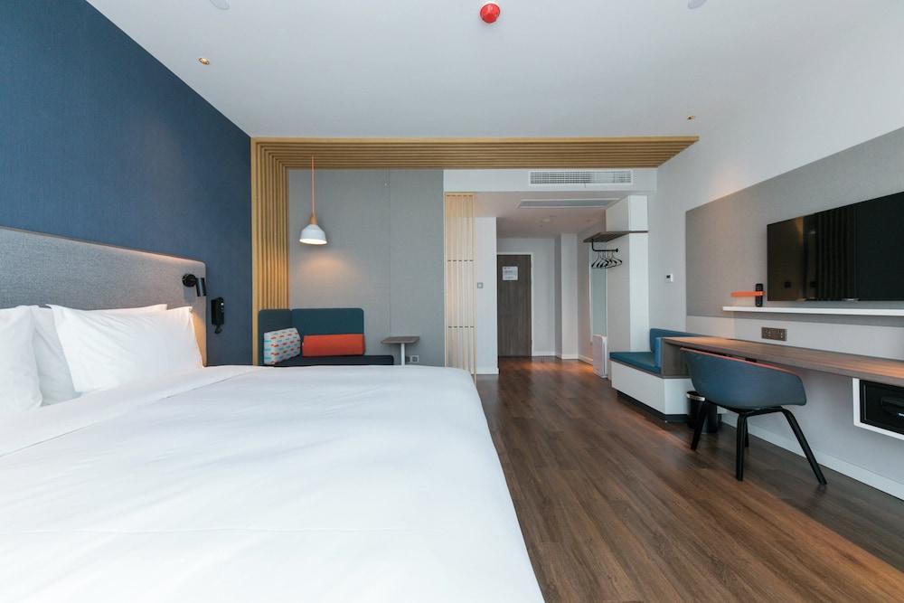 Holiday Inn Express Shanghai Tangzhen Room Type - Standard Room, 1 King Bed