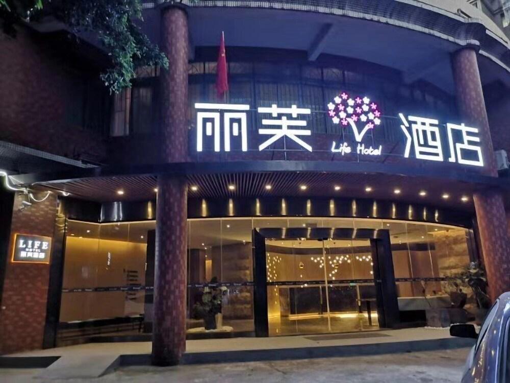 Lifu Hotel Shachong Metro Branch - Tap to explore photos