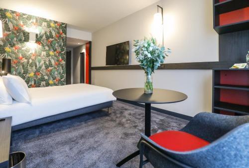 ibis Styles Puteaux Paris La Defense - Tap to explore photos
