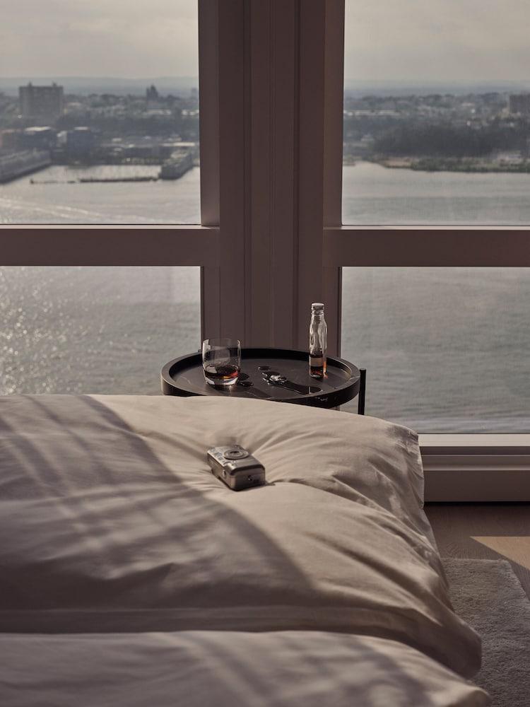 Equinox Hotel New York Room Type - Deluxe Room, 1 King Bed, Mobility Accessible, River View